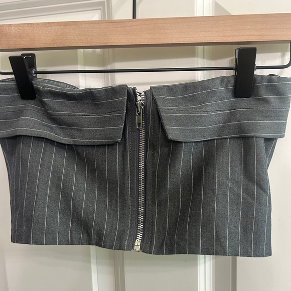 Princess Polly Charcoal pinstripe strapless crop top size 2. Like new - Picture 3 of 16